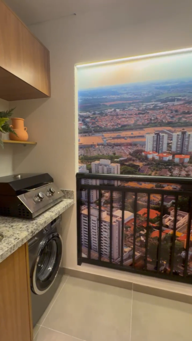Varanda gourmet com churrasqueira e vista da cidade