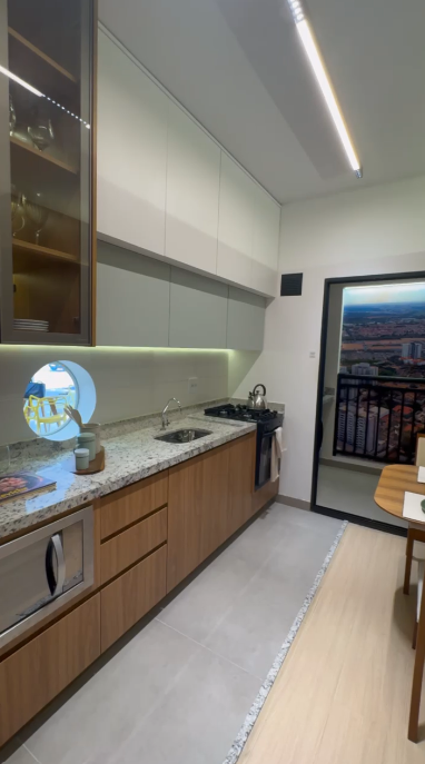 Cozinha planejada do apartamento decorado com bancada e armários